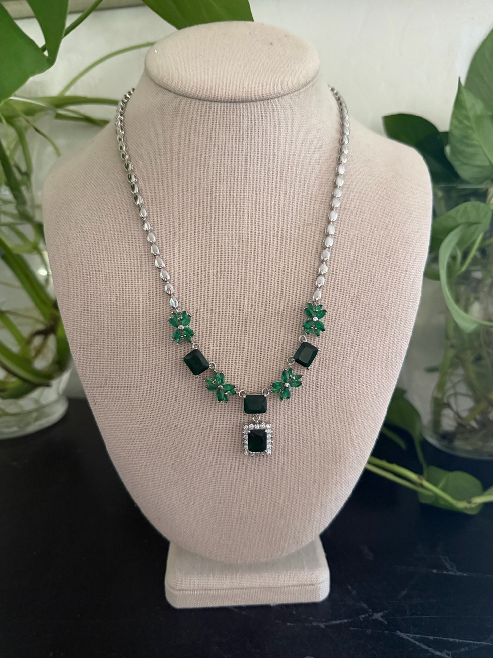 Vintage 50โs Green Gut Crystal & Glass Rhinestones Floral Necklace
